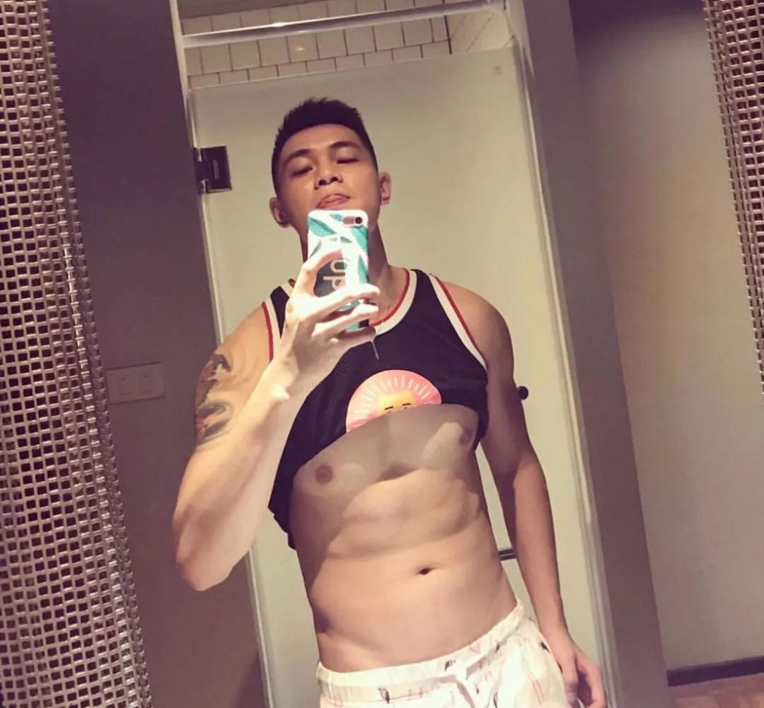 拍照求别卖萌伸舌头，会想吻 - 51虹马