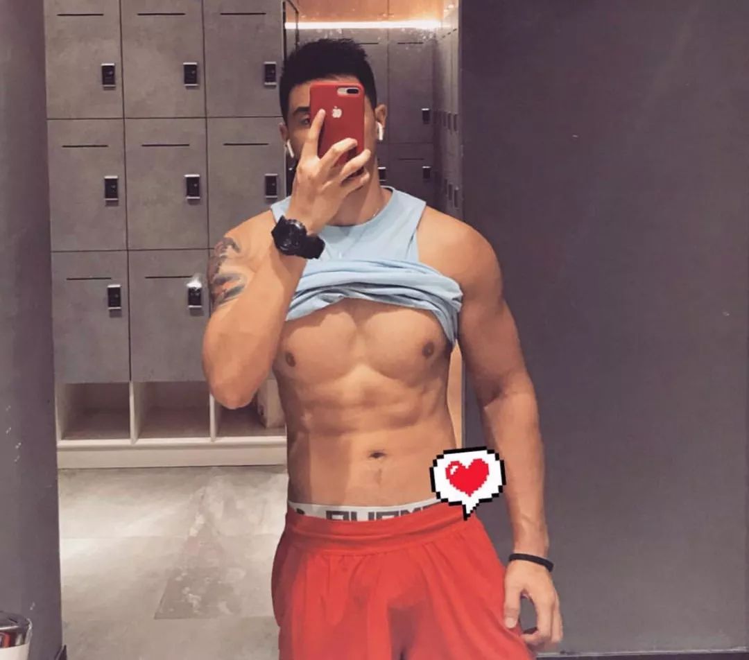 拍照求别卖萌伸舌头，会想吻 - 51虹马