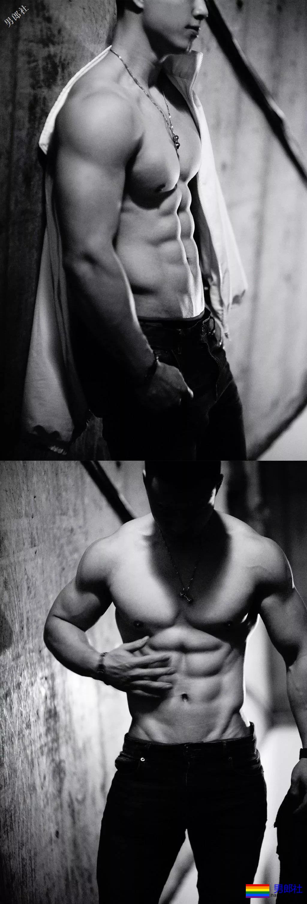 破旧楼道里肌肉男拉低牛仔裤秀出人鱼线 - 51虹马