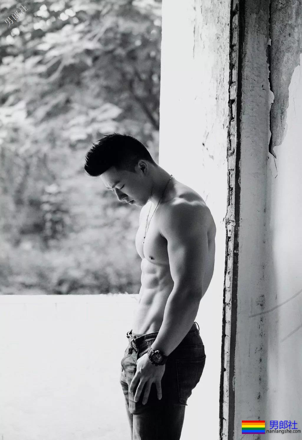 破旧楼道里肌肉男拉低牛仔裤秀出人鱼线 - 51虹马