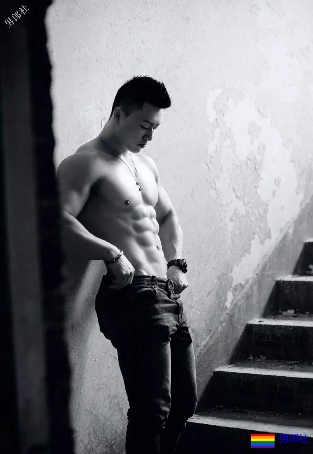 破旧楼道里肌肉男拉低牛仔裤秀出人鱼线 - 51虹马