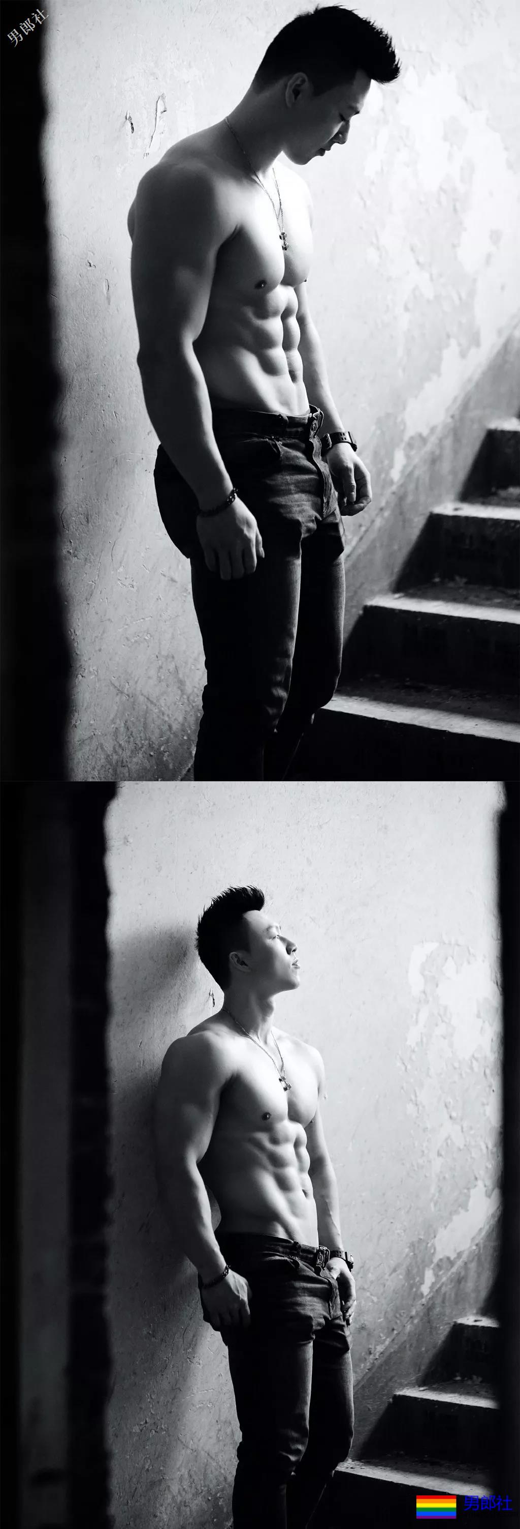 破旧楼道里肌肉男拉低牛仔裤秀出人鱼线 - 51虹马