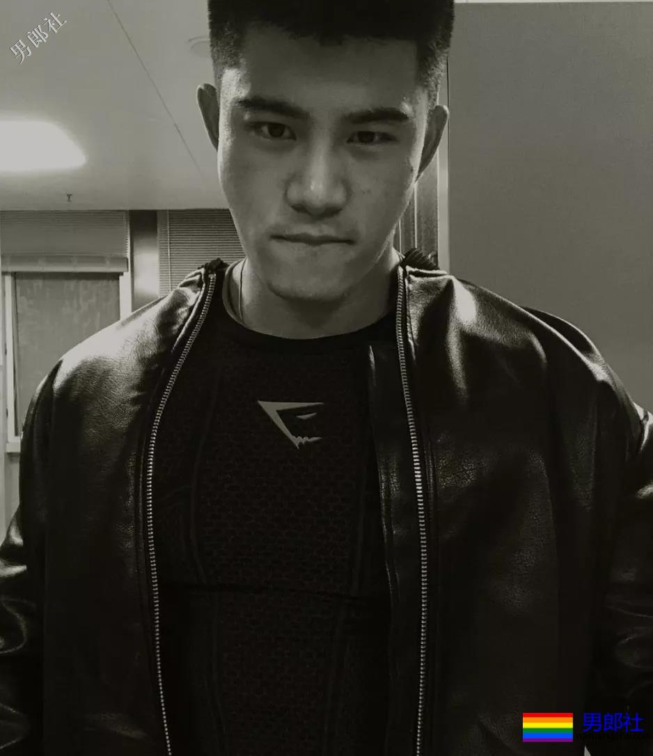 大长腿体育生窗台乱脱-51虹马