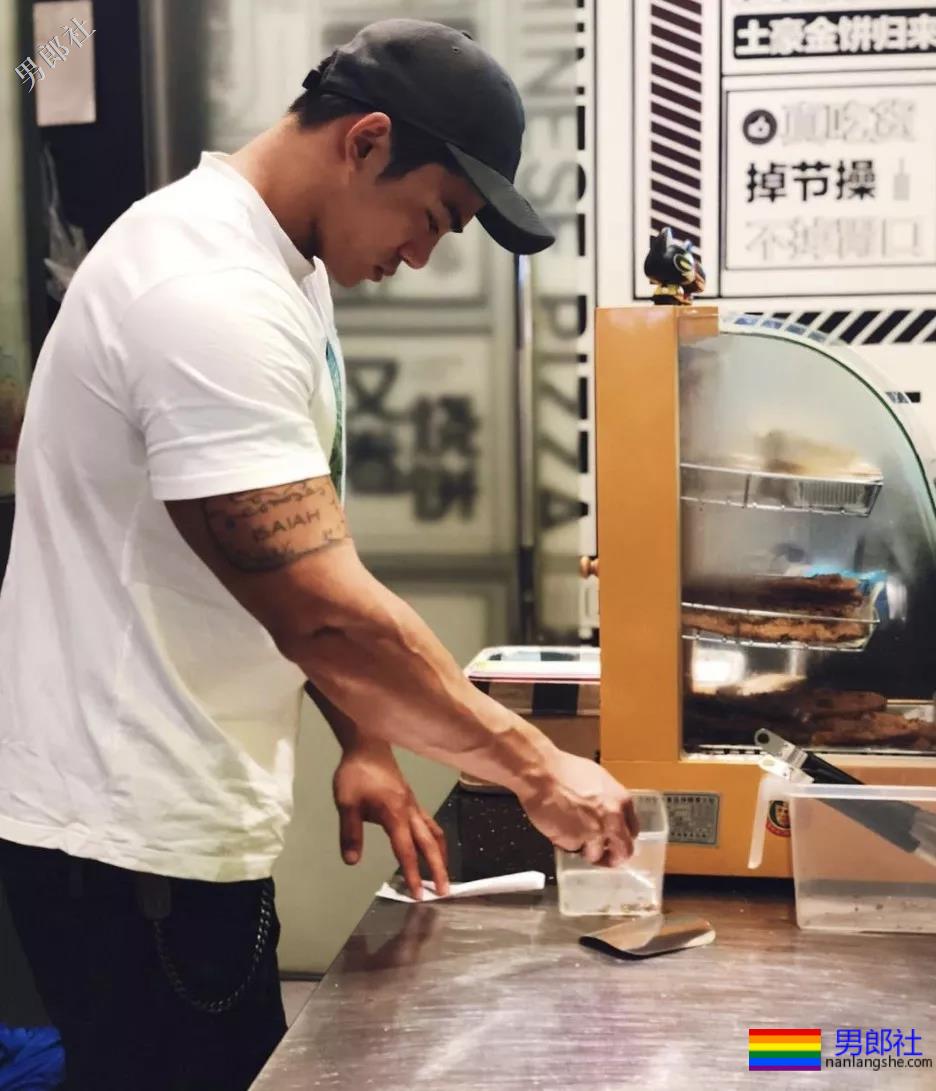 大长腿体育生窗台乱脱 - 51虹马