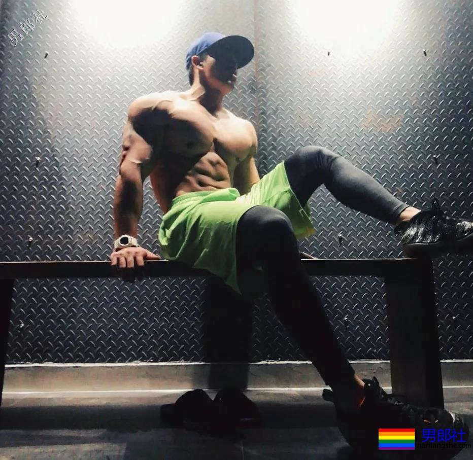 大长腿体育生窗台乱脱 - 51虹马