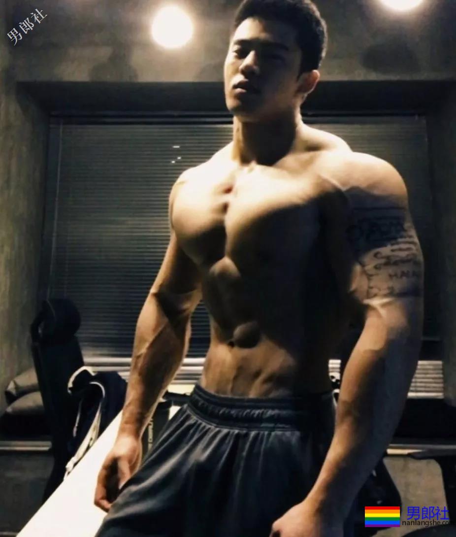 大长腿体育生窗台乱脱 - 51虹马