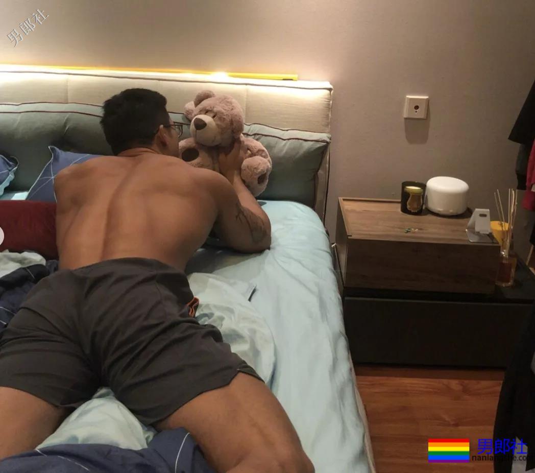 大长腿体育生窗台乱脱 - 51虹马