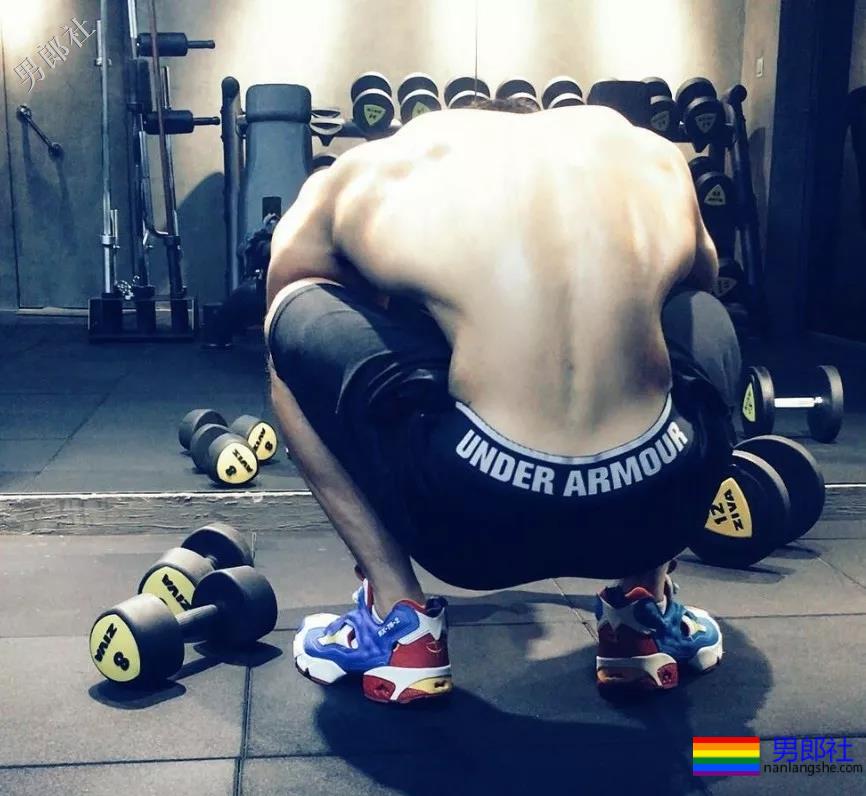 大长腿体育生窗台乱脱 - 51虹马