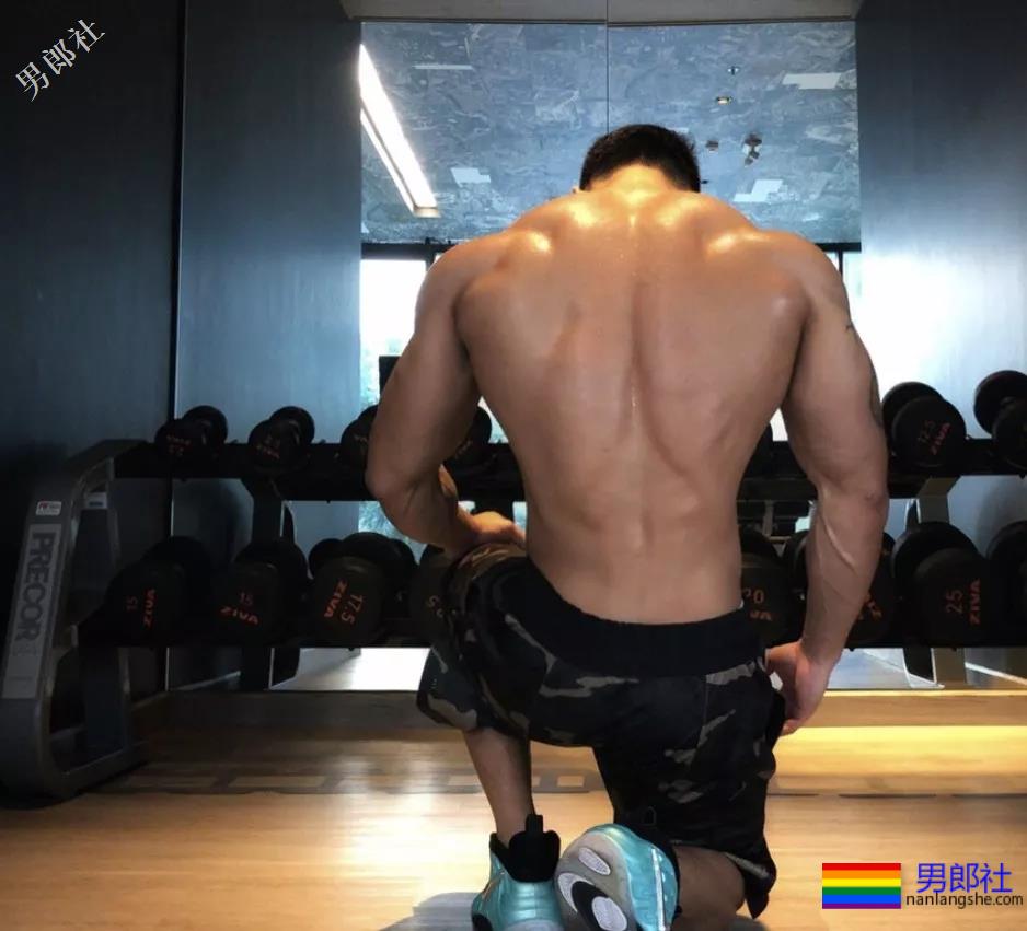 大长腿体育生窗台乱脱 - 51虹马