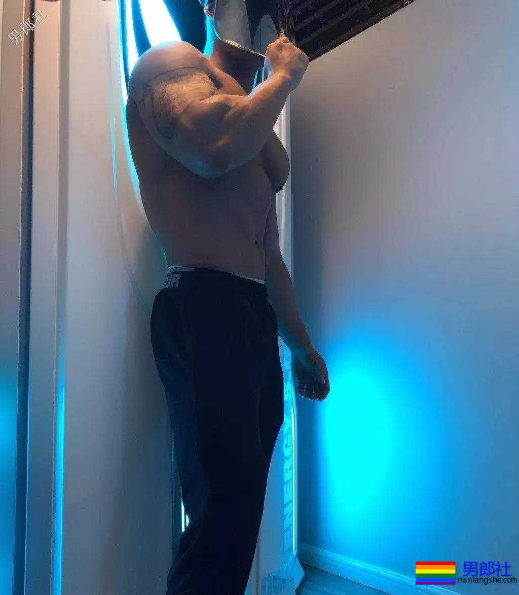 大长腿体育生窗台乱脱 - 51虹马