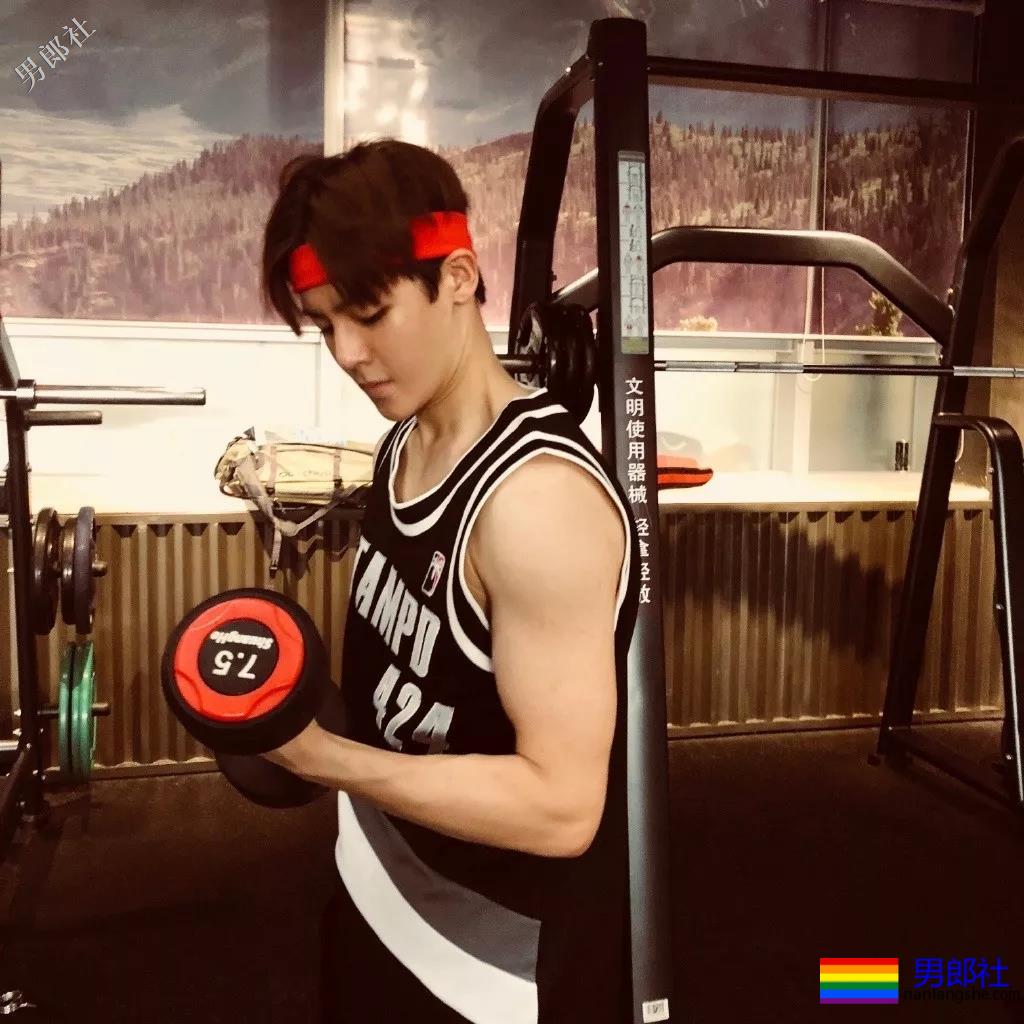 新版《倩女幽魂》宁采臣，竟是个院中冲凉秀肌肉的彪悍少年！奶凶奶凶的！ - 51虹马