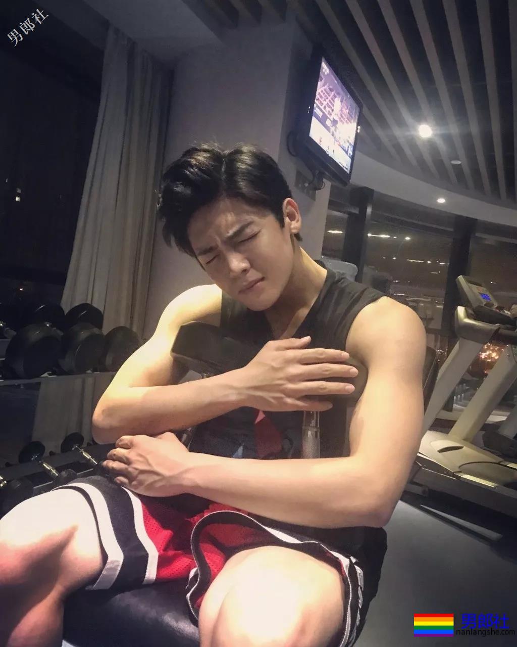 新版《倩女幽魂》宁采臣，竟是个院中冲凉秀肌肉的彪悍少年！奶凶奶凶的！ - 51虹马