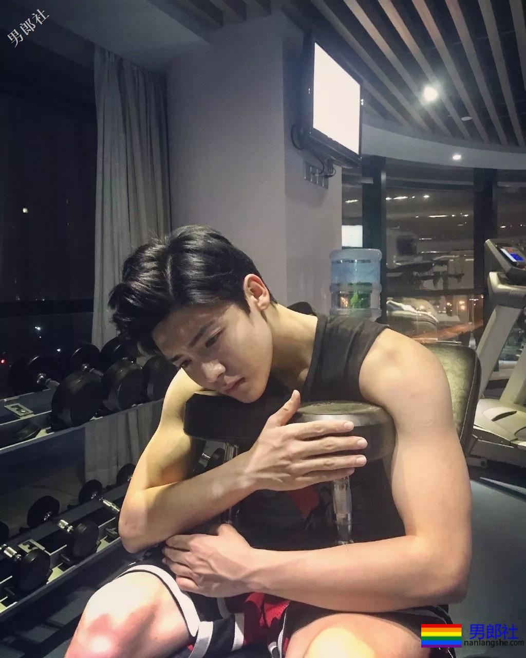 新版《倩女幽魂》宁采臣，竟是个院中冲凉秀肌肉的彪悍少年！奶凶奶凶的！ - 51虹马