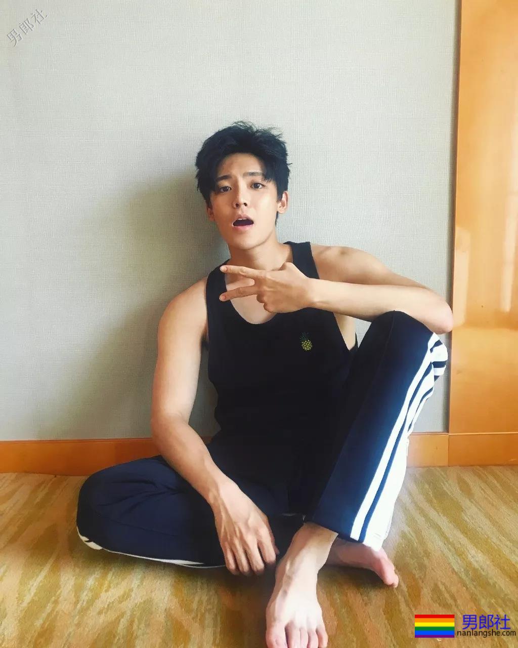 新版《倩女幽魂》宁采臣，竟是个院中冲凉秀肌肉的彪悍少年！奶凶奶凶的！ - 51虹马