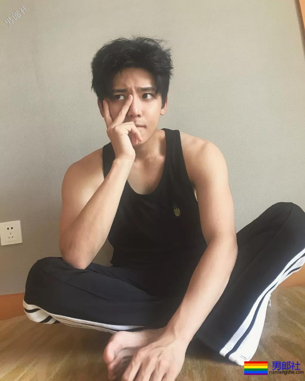 新版《倩女幽魂》宁采臣，竟是个院中冲凉秀肌肉的彪悍少年！奶凶奶凶的！ - 51虹马