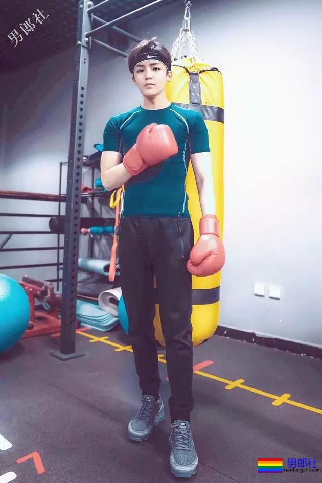 新版《倩女幽魂》宁采臣，竟是个院中冲凉秀肌肉的彪悍少年！奶凶奶凶的！ - 51虹马