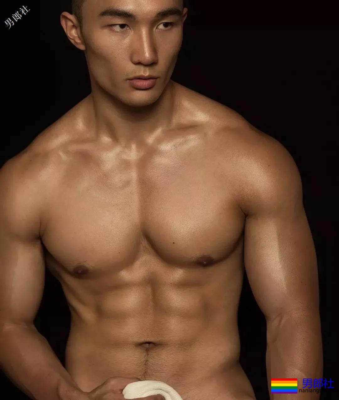 洪晓龙樊野加伟健，这肌肉摄影师还有多少惊喜我们不知道？ - 51虹马