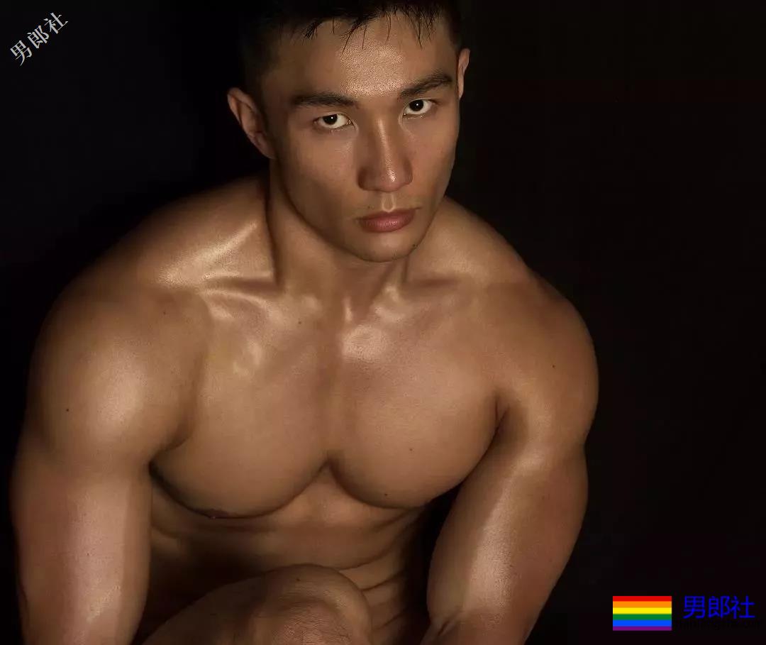 洪晓龙樊野加伟健，这肌肉摄影师还有多少惊喜我们不知道？ - 51虹马