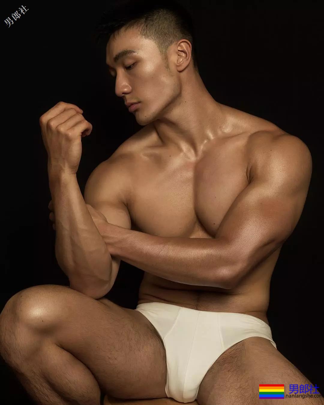 洪晓龙樊野加伟健，这肌肉摄影师还有多少惊喜我们不知道？ - 51虹马