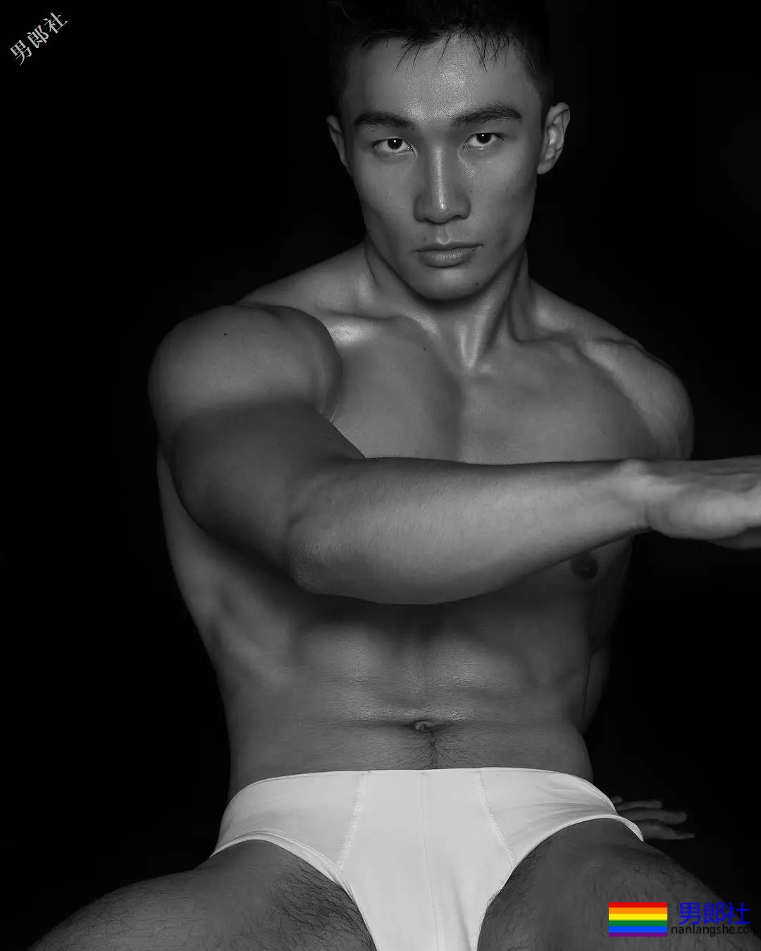 洪晓龙樊野加伟健，这肌肉摄影师还有多少惊喜我们不知道？ - 51虹马
