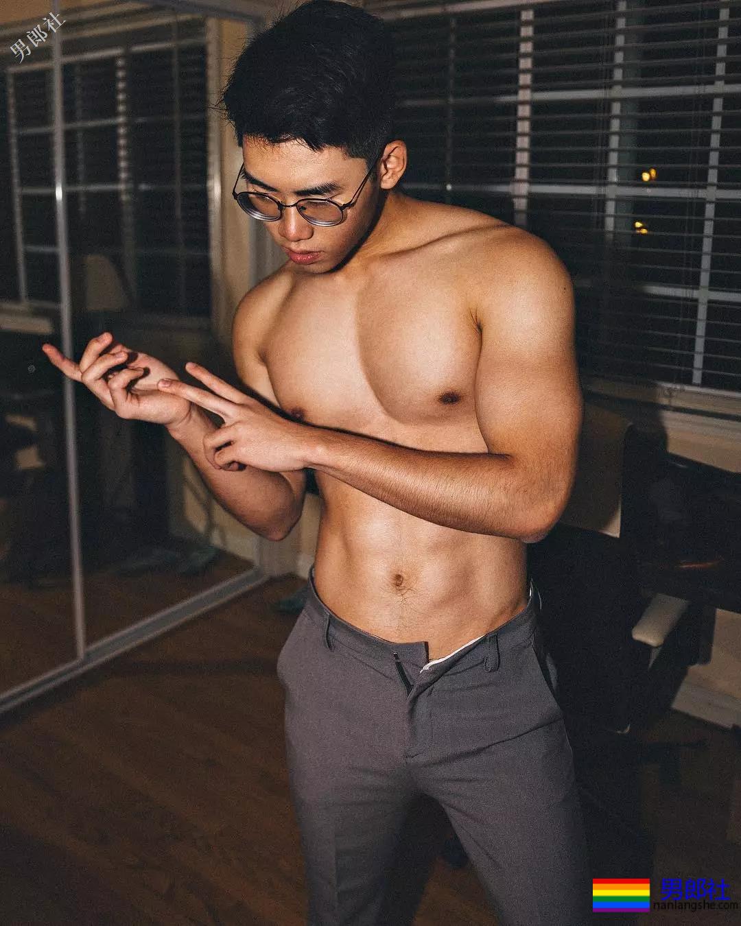 洪晓龙樊野加伟健，这肌肉摄影师还有多少惊喜我们不知道？ - 51虹马