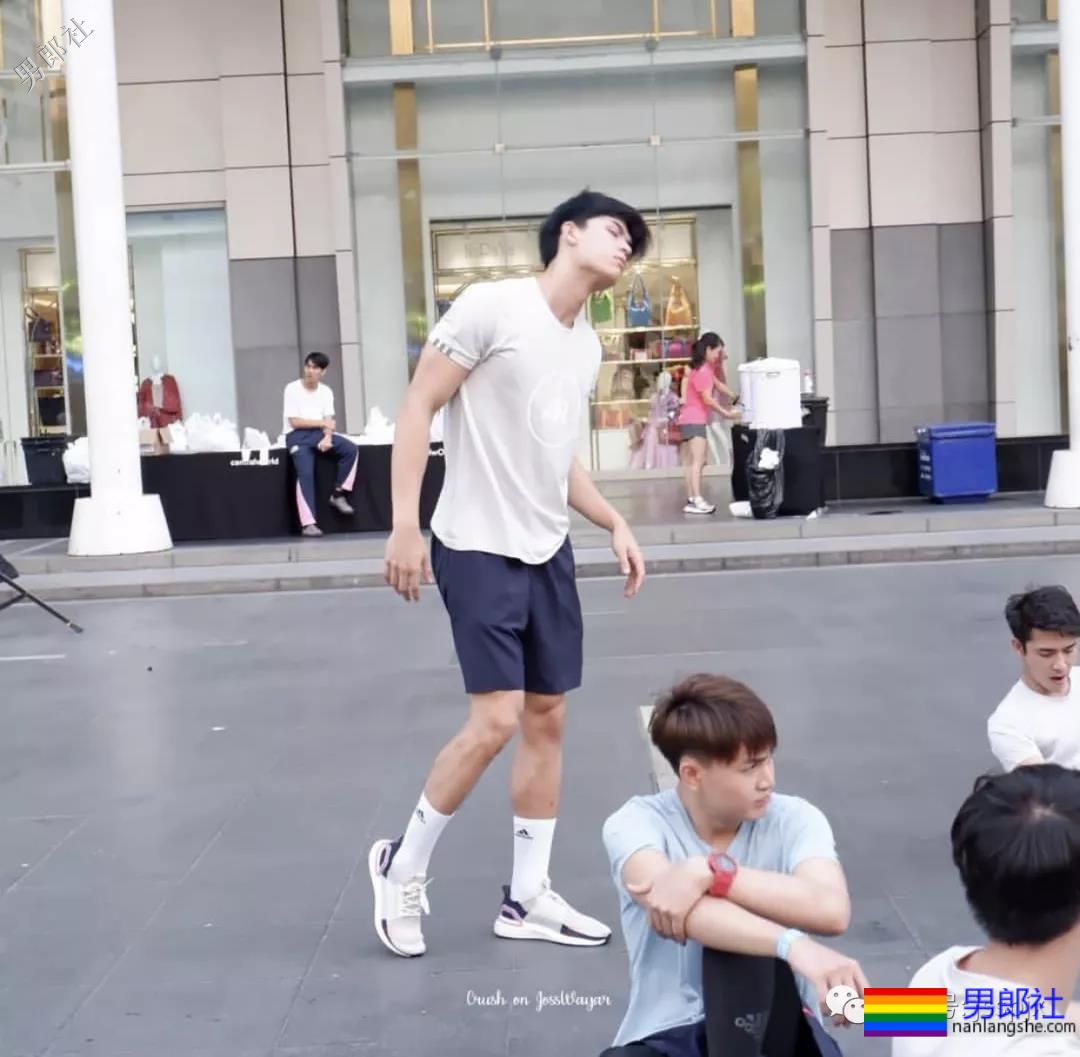 泰国混血肌肉小帅哥，厚厚的嘴唇高颜值！ - 51虹马