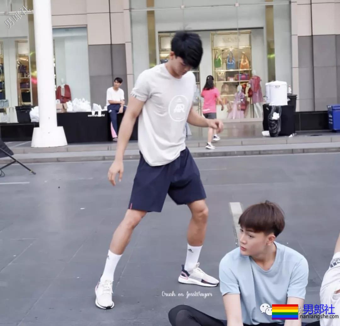 泰国混血肌肉小帅哥，厚厚的嘴唇高颜值！ - 51虹马