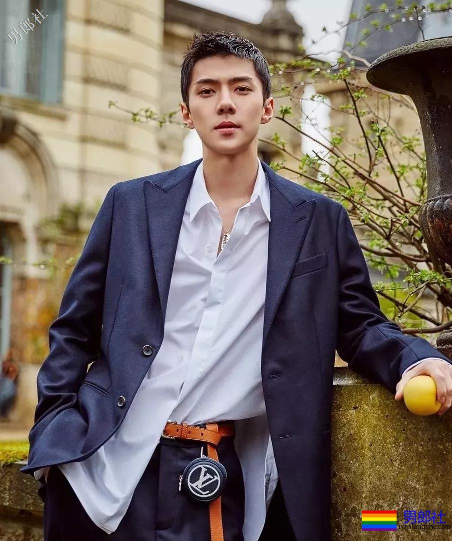 肩宽翘臀大长腿，不穿衣服晒八块腹肌，绝世帅颜也羞哒哒！-51虹马