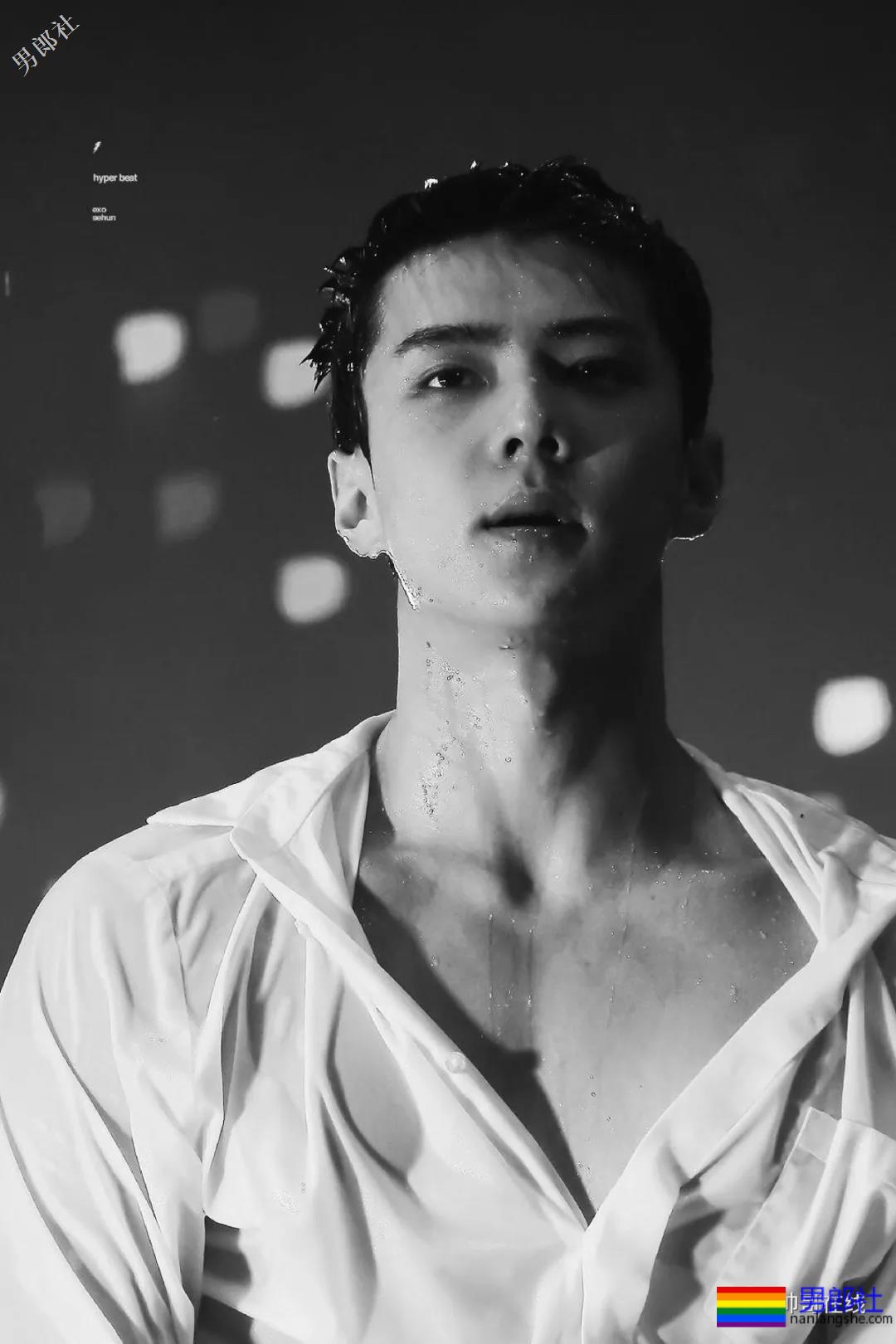 肩宽翘臀大长腿，不穿衣服晒八块腹肌，绝世帅颜也羞哒哒！ - 51虹马