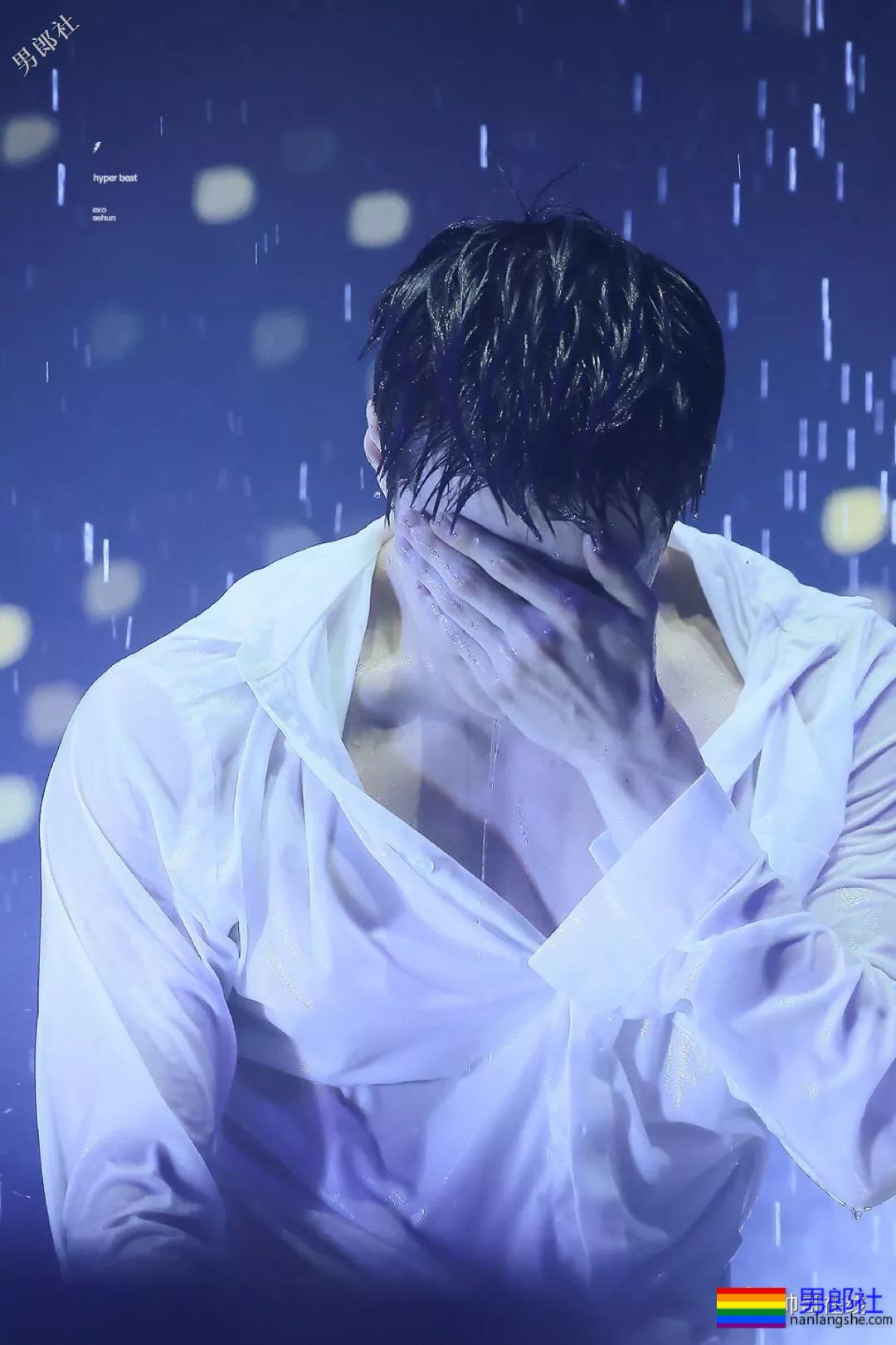 肩宽翘臀大长腿，不穿衣服晒八块腹肌，绝世帅颜也羞哒哒！ - 51虹马