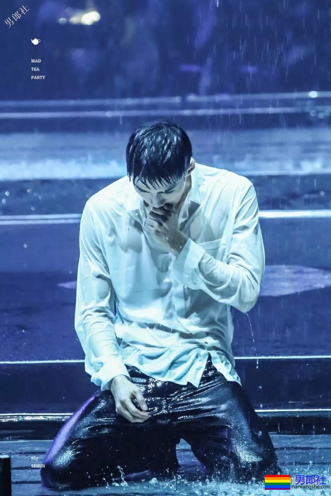 肩宽翘臀大长腿，不穿衣服晒八块腹肌，绝世帅颜也羞哒哒！ - 51虹马