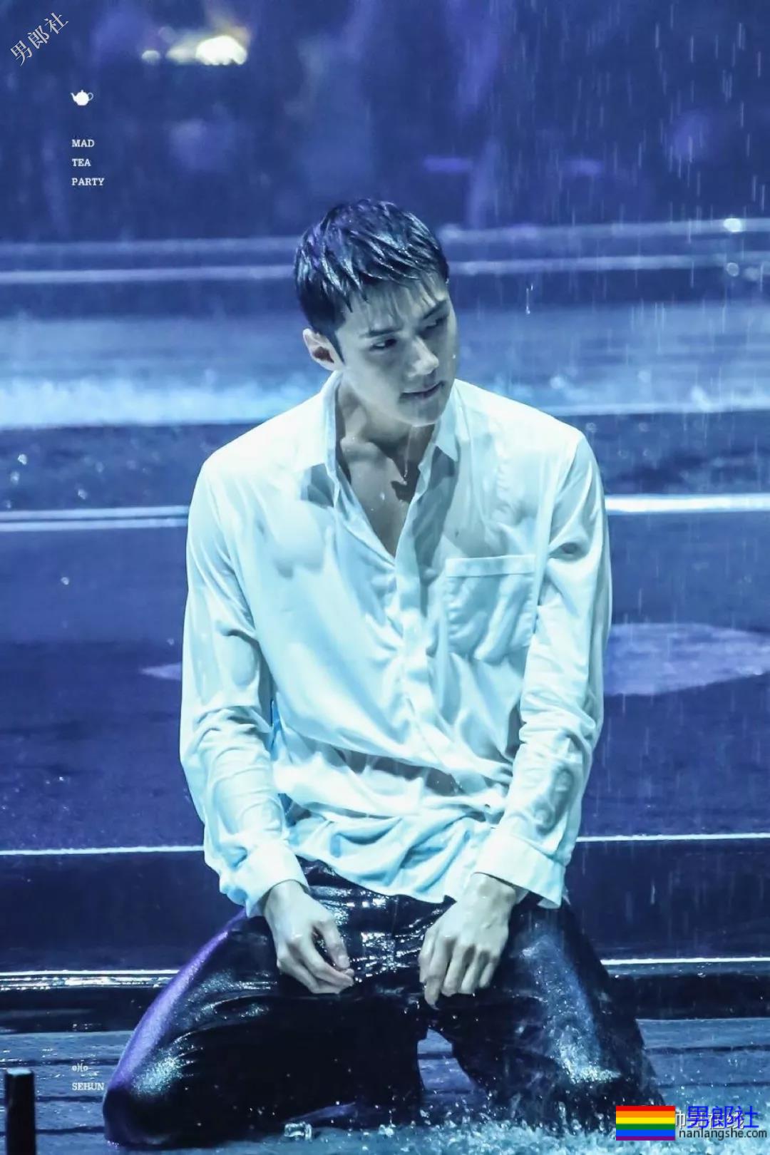 肩宽翘臀大长腿，不穿衣服晒八块腹肌，绝世帅颜也羞哒哒！ - 51虹马