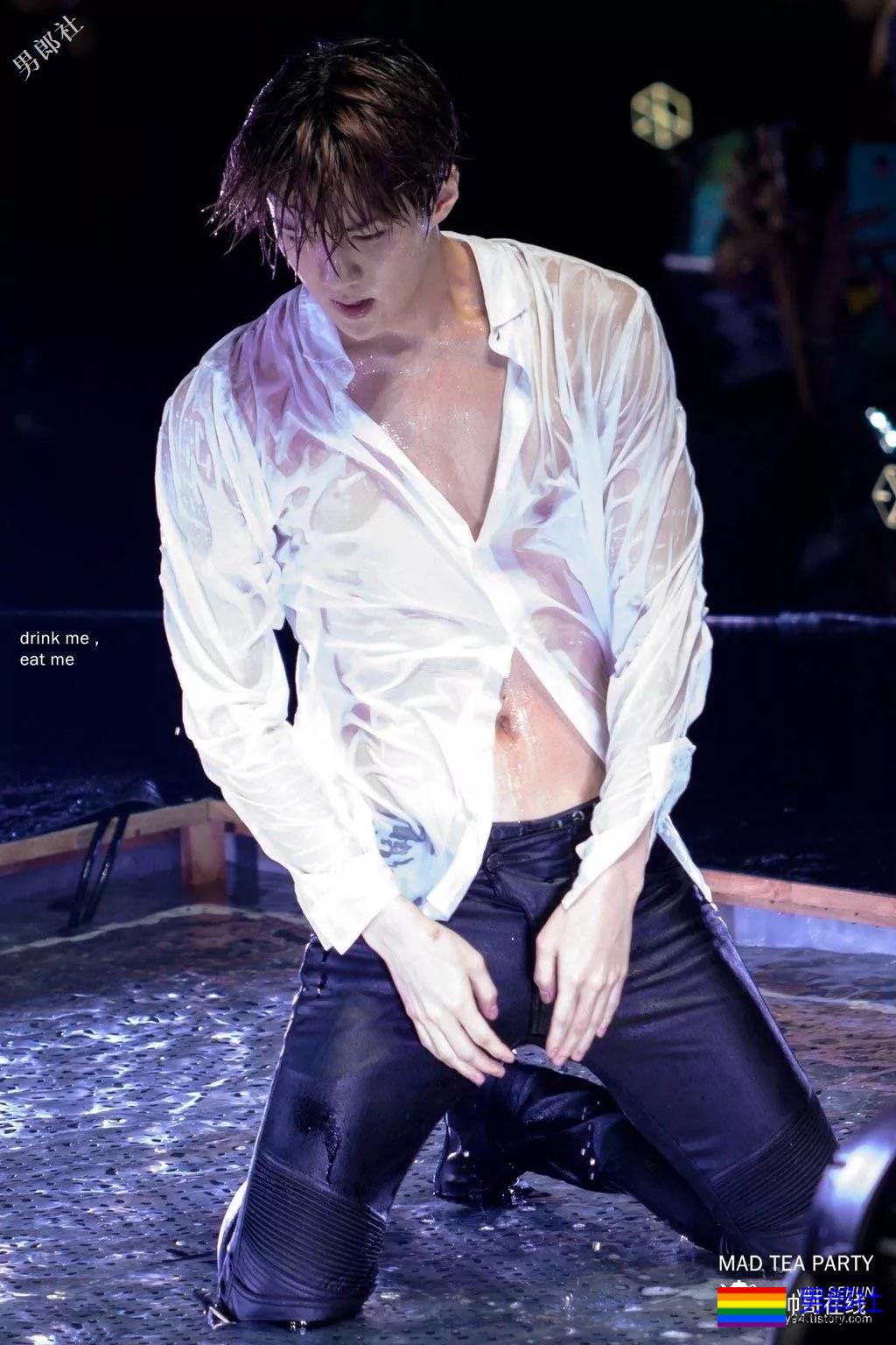 肩宽翘臀大长腿，不穿衣服晒八块腹肌，绝世帅颜也羞哒哒！ - 51虹马