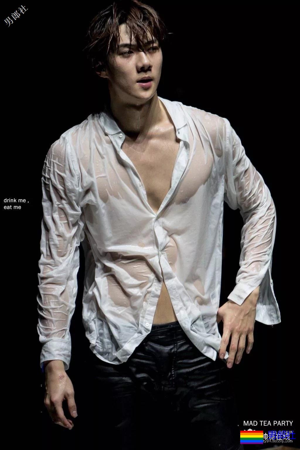 肩宽翘臀大长腿，不穿衣服晒八块腹肌，绝世帅颜也羞哒哒！ - 51虹马