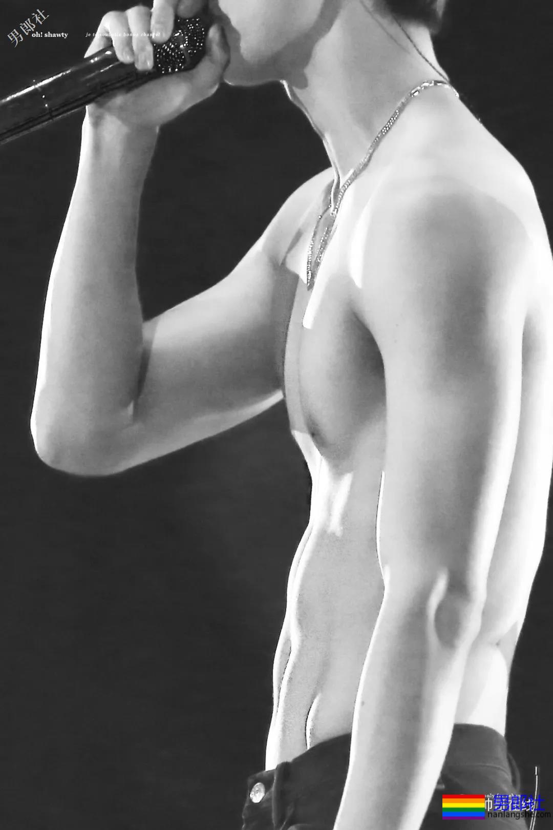 肩宽翘臀大长腿，不穿衣服晒八块腹肌，绝世帅颜也羞哒哒！ - 51虹马