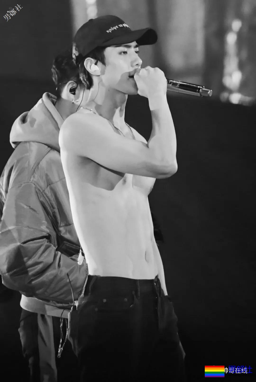 肩宽翘臀大长腿，不穿衣服晒八块腹肌，绝世帅颜也羞哒哒！ - 51虹马