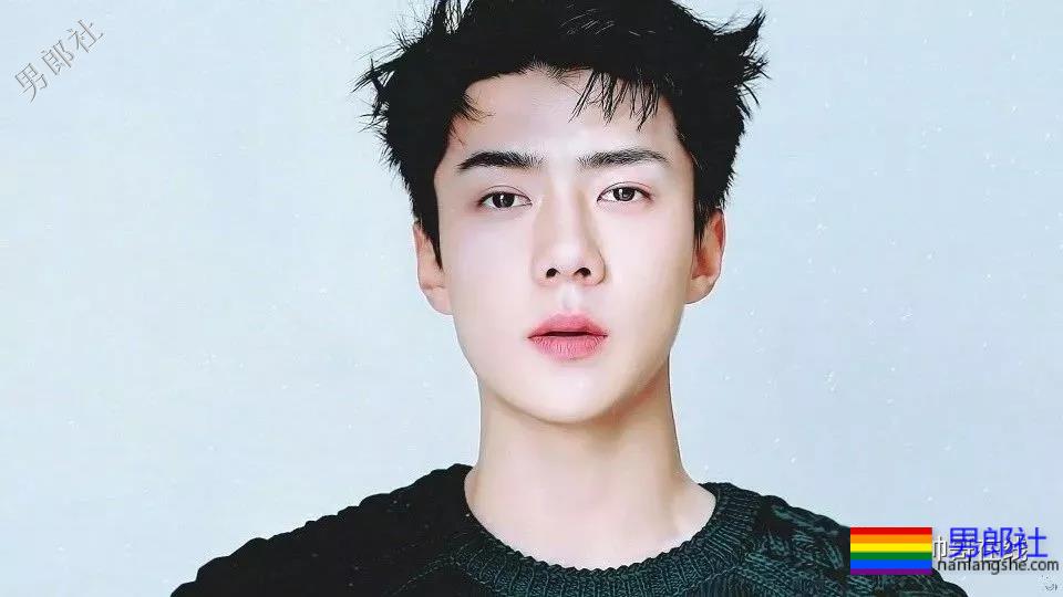 肩宽翘臀大长腿，不穿衣服晒八块腹肌，绝世帅颜也羞哒哒！ - 51虹马