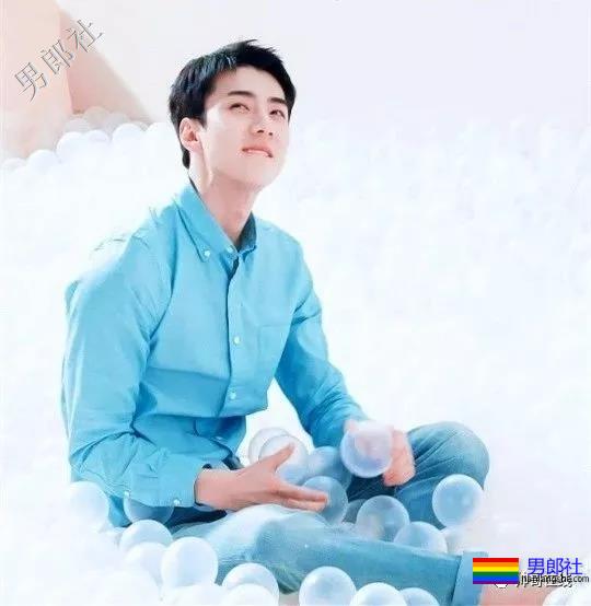 肩宽翘臀大长腿，不穿衣服晒八块腹肌，绝世帅颜也羞哒哒！ - 51虹马