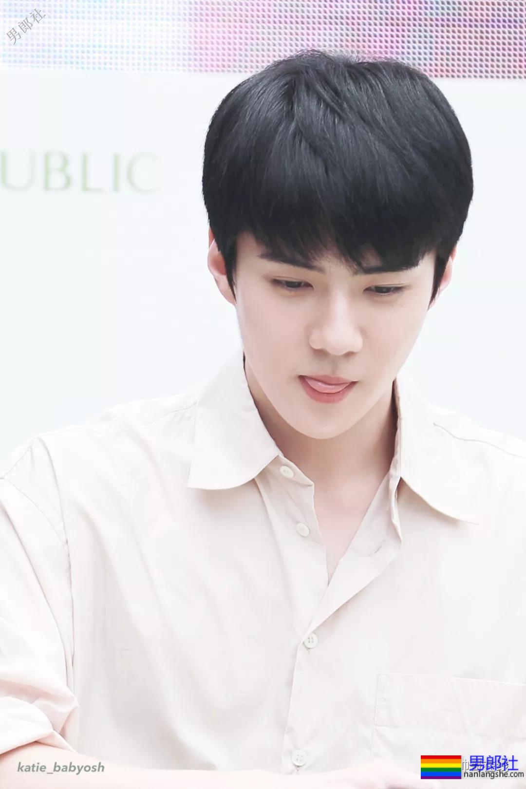 肩宽翘臀大长腿，不穿衣服晒八块腹肌，绝世帅颜也羞哒哒！ - 51虹马