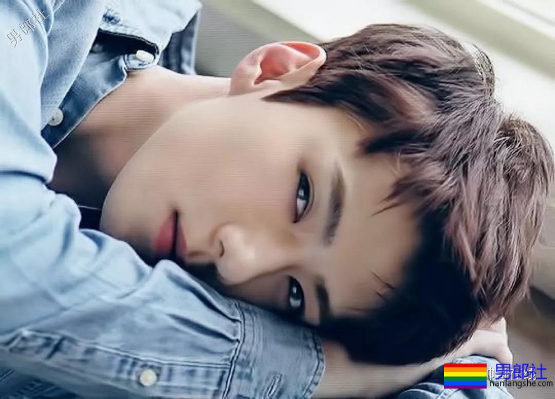 肩宽翘臀大长腿，不穿衣服晒八块腹肌，绝世帅颜也羞哒哒！ - 51虹马