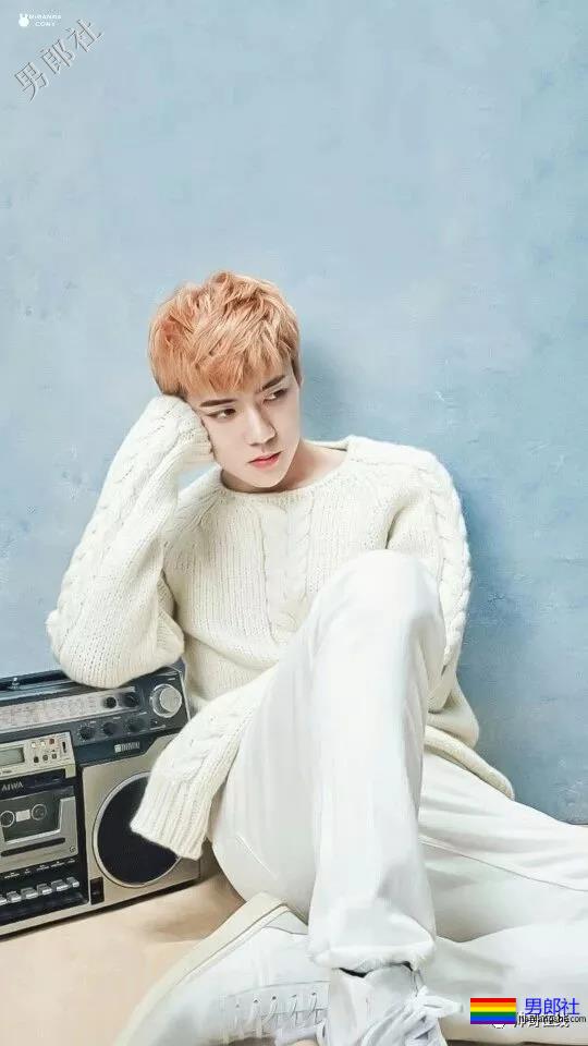 肩宽翘臀大长腿，不穿衣服晒八块腹肌，绝世帅颜也羞哒哒！ - 51虹马