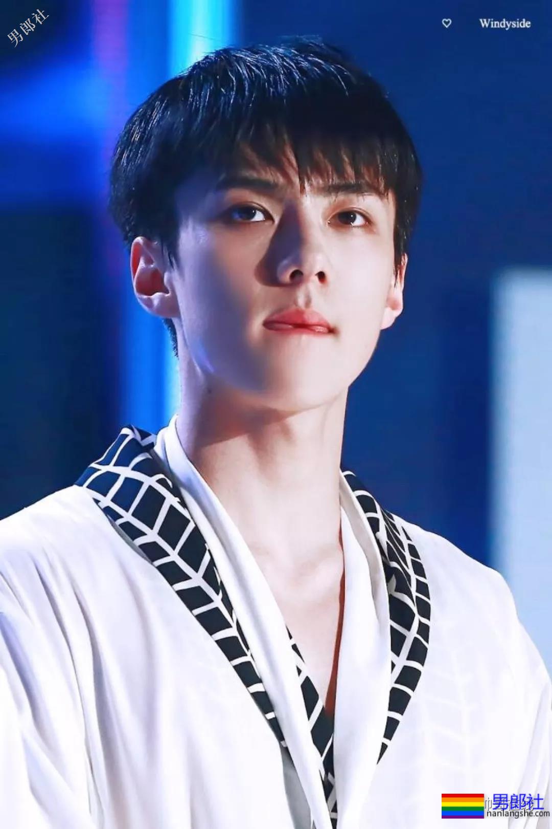 肩宽翘臀大长腿，不穿衣服晒八块腹肌，绝世帅颜也羞哒哒！ - 51虹马