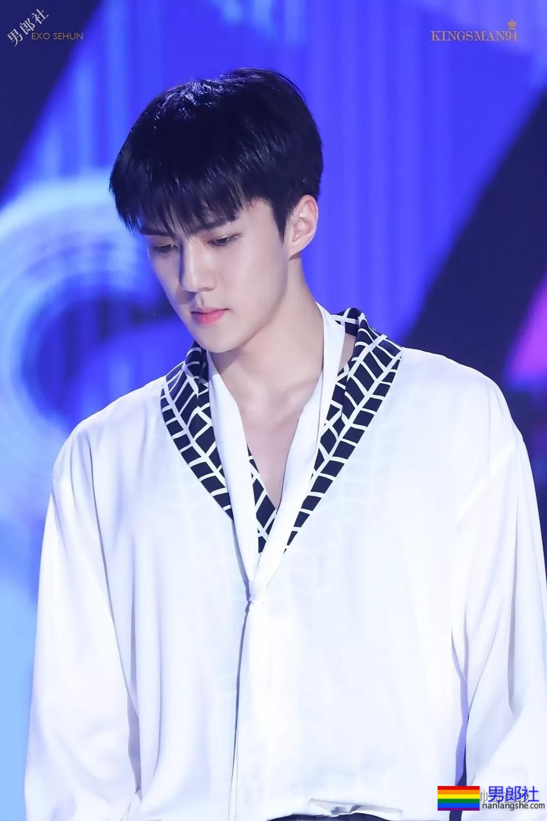 肩宽翘臀大长腿，不穿衣服晒八块腹肌，绝世帅颜也羞哒哒！ - 51虹马