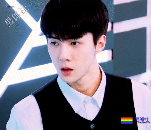 肩宽翘臀大长腿，不穿衣服晒八块腹肌，绝世帅颜也羞哒哒！ - 51虹马