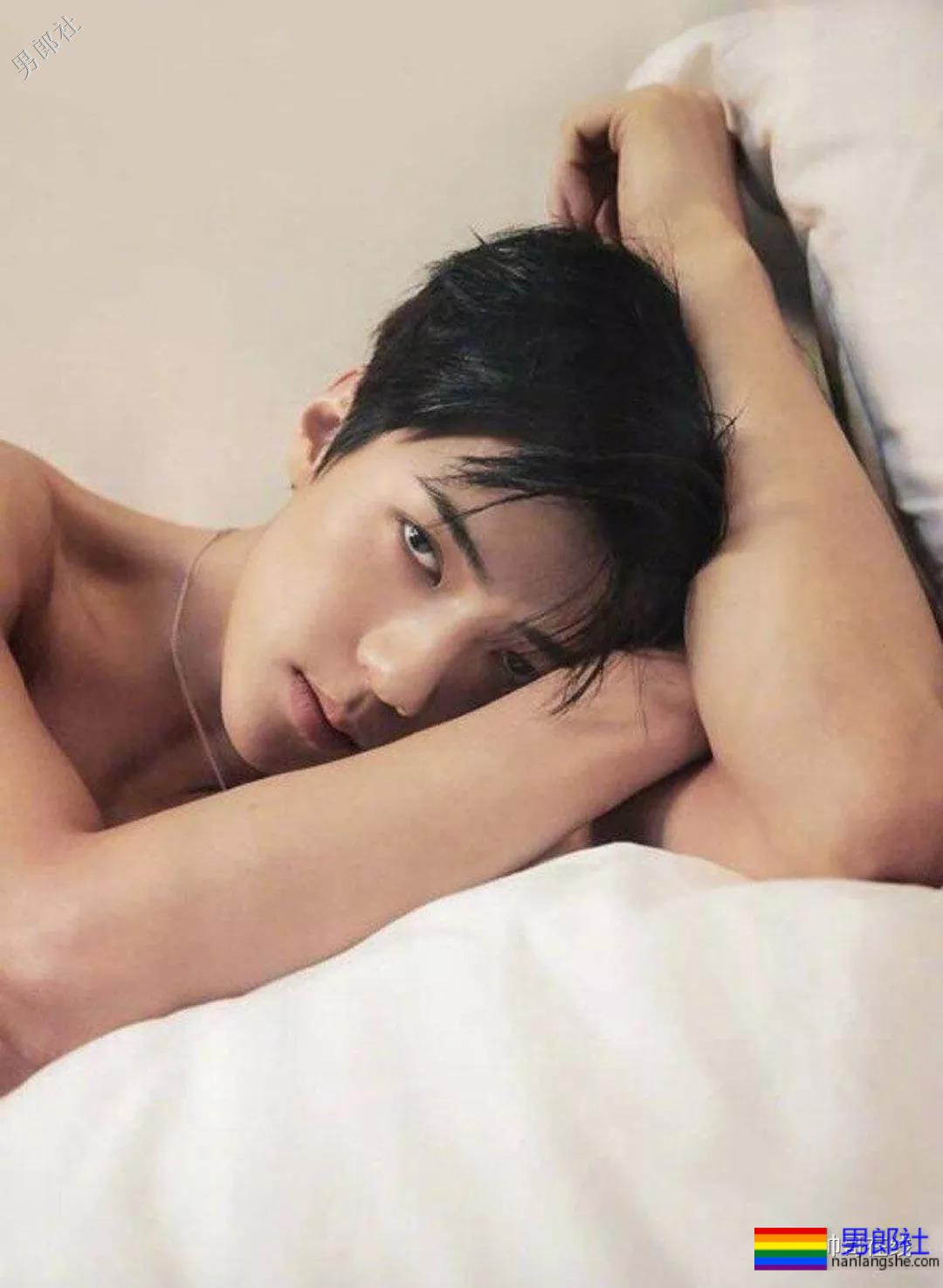 肩宽翘臀大长腿，不穿衣服晒八块腹肌，绝世帅颜也羞哒哒！ - 51虹马