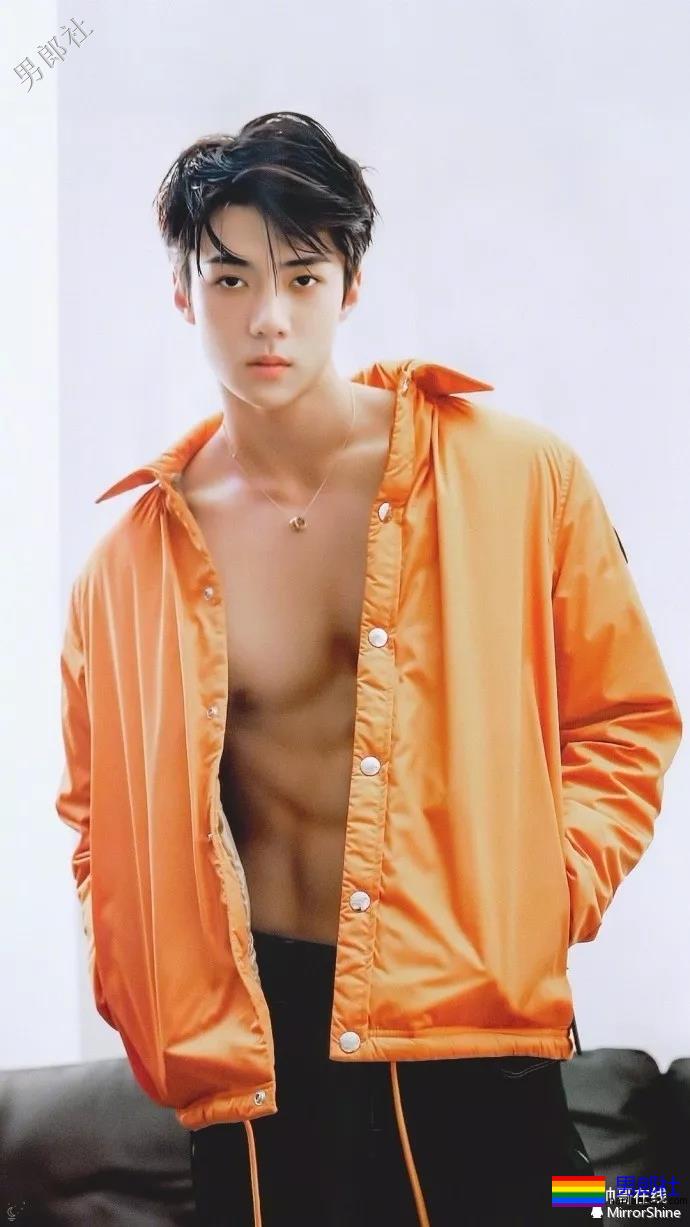 肩宽翘臀大长腿，不穿衣服晒八块腹肌，绝世帅颜也羞哒哒！ - 51虹马