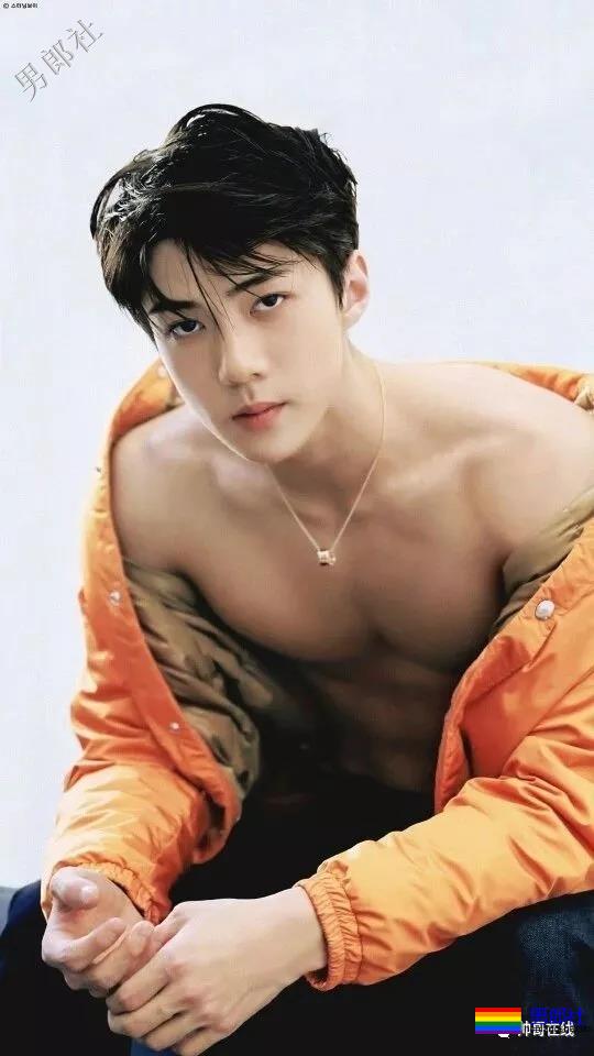 肩宽翘臀大长腿，不穿衣服晒八块腹肌，绝世帅颜也羞哒哒！ - 51虹马