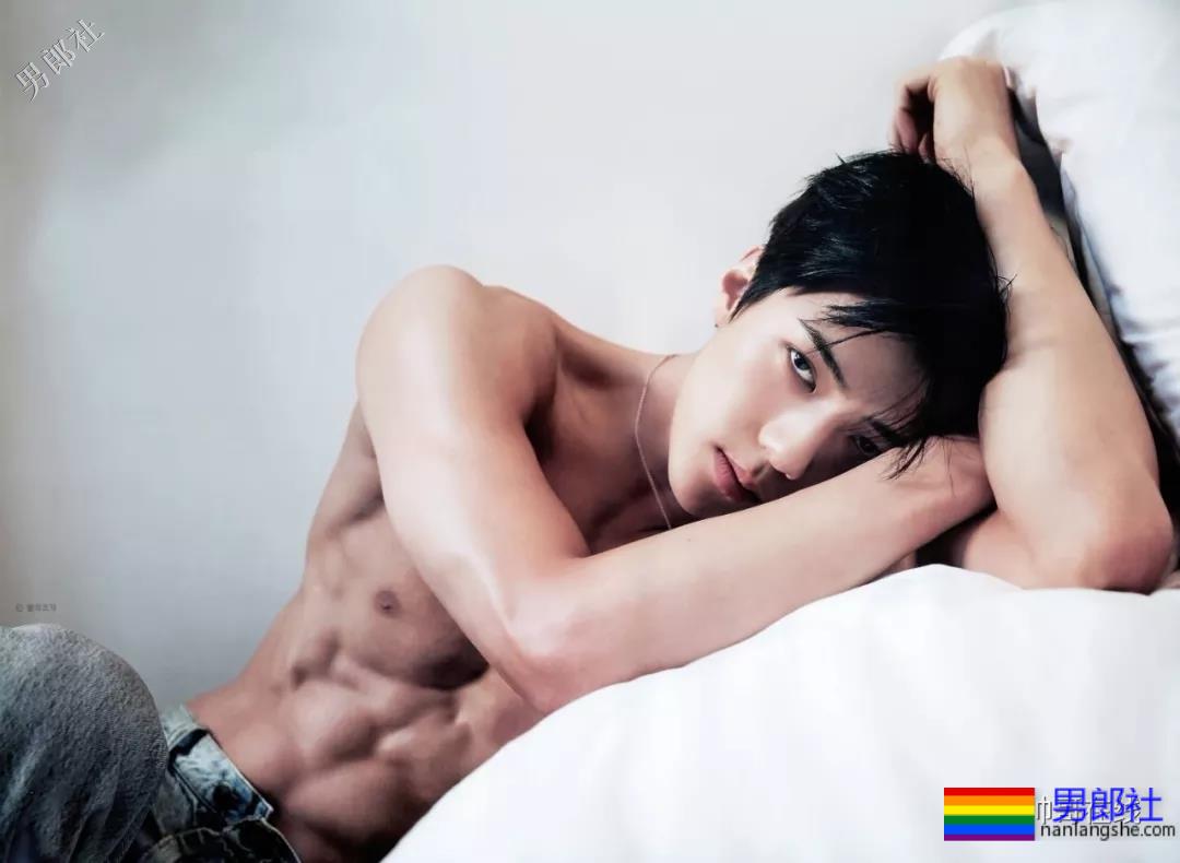 肩宽翘臀大长腿，不穿衣服晒八块腹肌，绝世帅颜也羞哒哒！ - 51虹马