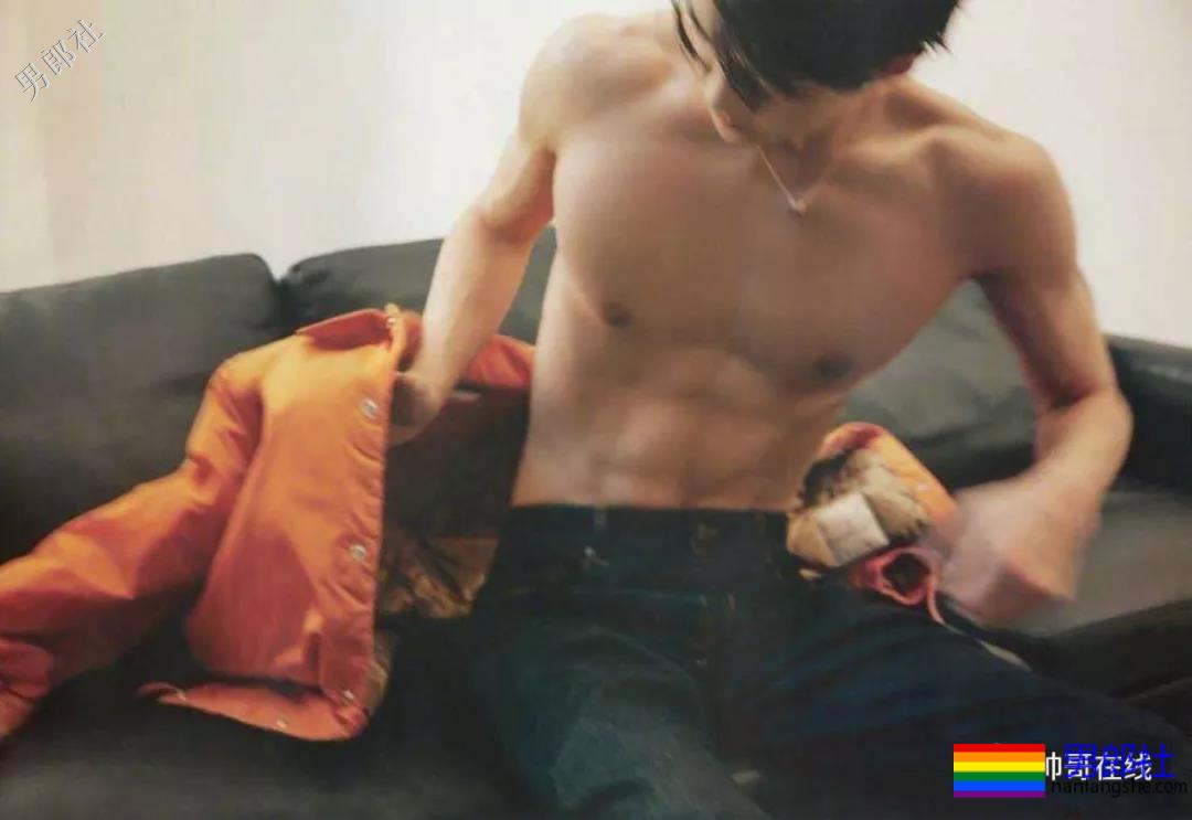 肩宽翘臀大长腿，不穿衣服晒八块腹肌，绝世帅颜也羞哒哒！ - 51虹马