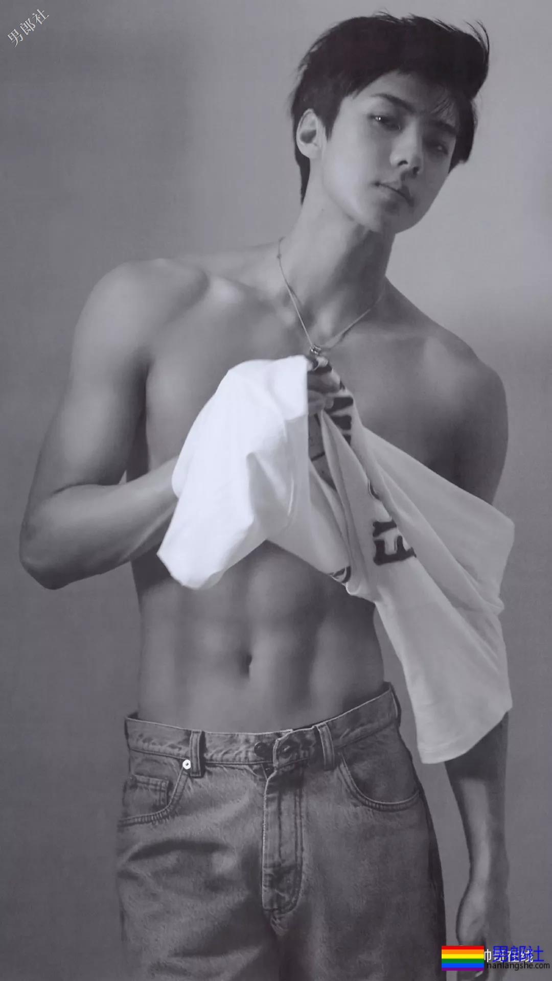 肩宽翘臀大长腿，不穿衣服晒八块腹肌，绝世帅颜也羞哒哒！ - 51虹马